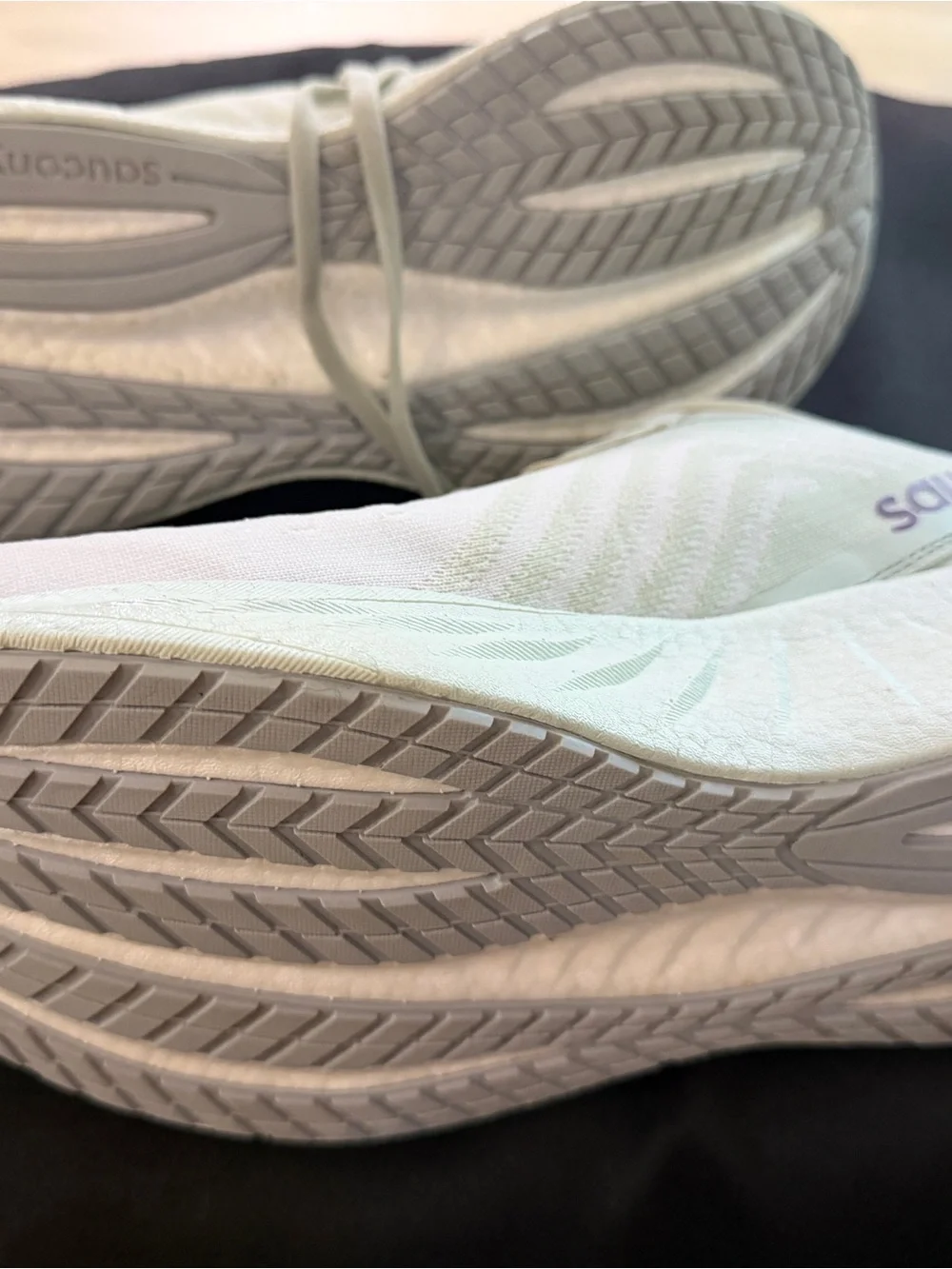 Saucony Women White Triumph 22 Sneakers with Lavender Logo